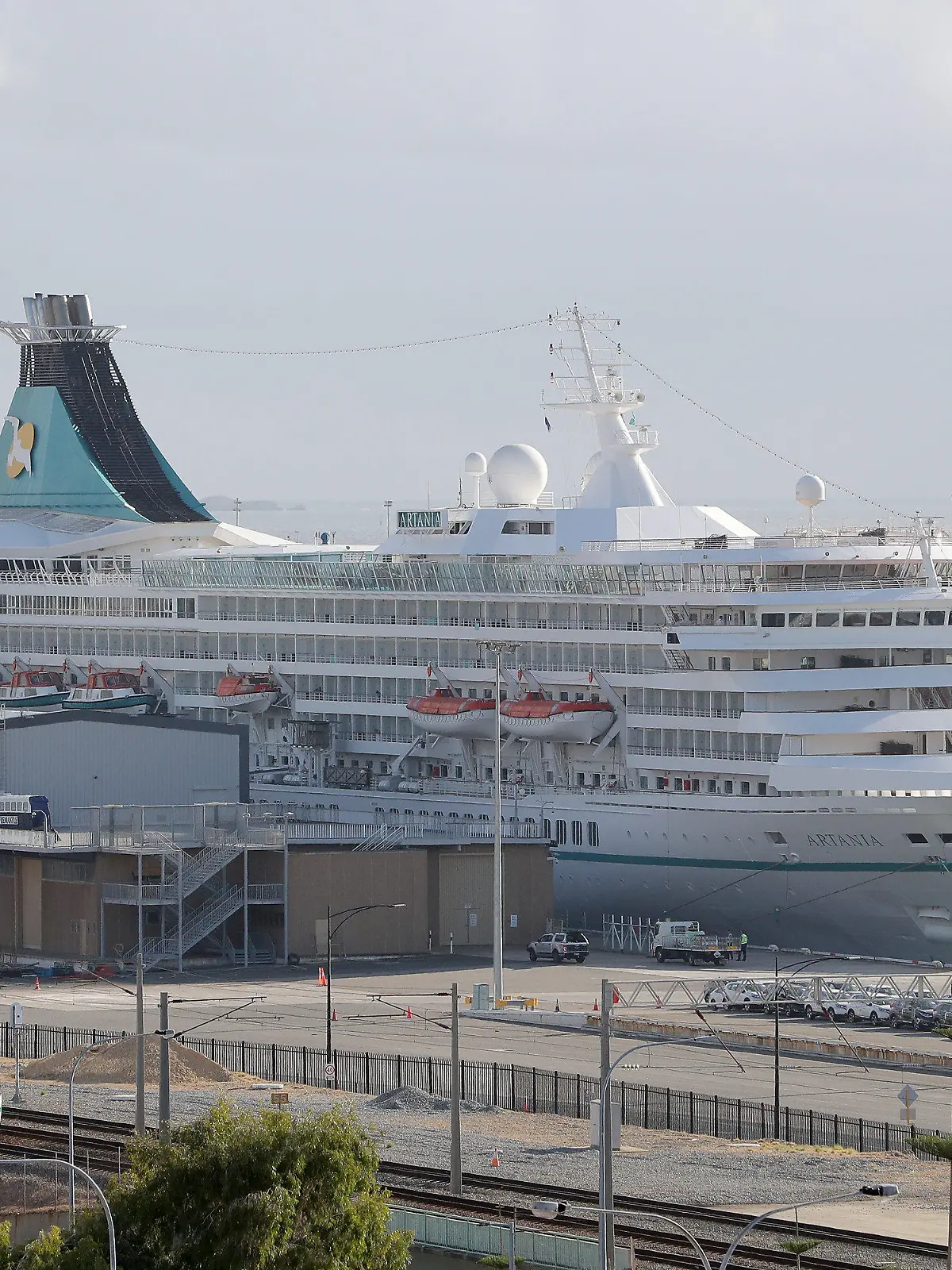 ARCHIV - 27.03.2020, Australien, Perth: Das deutsche Kreuzfahrtschiff «MS Artania» liegt im Hafen von Fremantle. (zu dpa «Australien: Corona-Verdacht bei 46 Kreuzfahrt-Passagieren») Foto: Richard Wainwright/AAP/dpa +++ dpa-Bildfunk +++