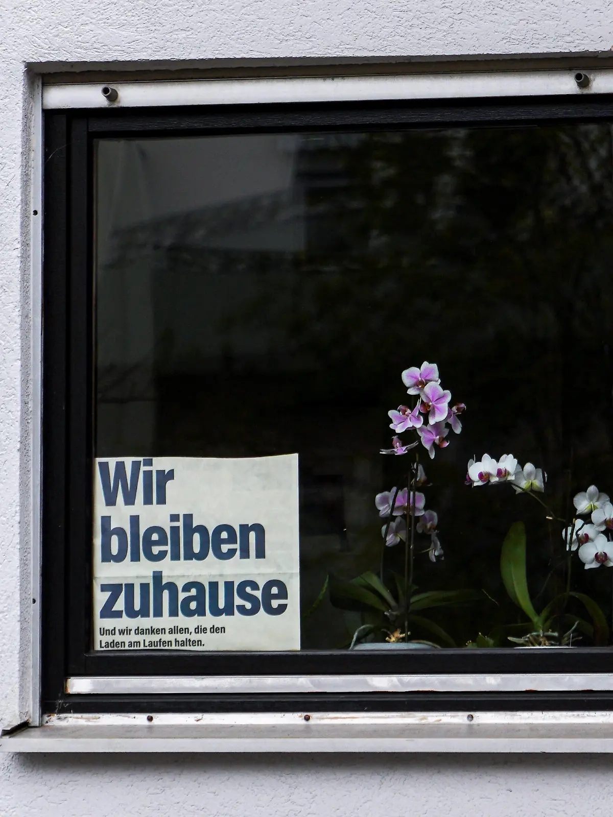 Eindrücke aus Heidelberg Stadtteil Kirchheim in Baden-Württemberg in den Tagen der Corona Kontaktsperre, das Bild zeigt einen Aushang an einem Fenster von besorgten Bürgern mit der Aufschrift: Wir bleiben zuhause - Und wir danken allen, die den Laden am Laufen halten, Coronakrise, Kontaktverbot, Symbolfoto, Symbolbild, Symbol, Dank, Dankbarkeit, Stay at home, Bleiben Sie zuhause, Wir bleiben zu Hause, Bleib zu Haus, 29.03.2020, Heidelberg Deutschland, News, Coronavirus, Impressionen aus Heidelberg *** Impressions from Heidelberg district Kirchheim in Baden Württemberg in the days of the Corona contact ban, the picture shows a notice on a window of concerned citizens with the inscription We stay at home And we thank all those who keep the shop running, Corona crisis, contact ban, symbol photo, symbol picture, symbol, thanks, gratitude xozx