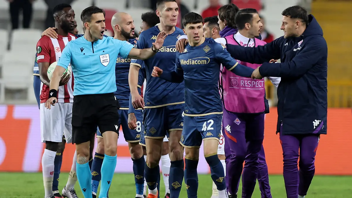 Soccer Football - Europa Conference League - Round of 16 - Second Leg - Sivasspor v Fiorentina - Yeni Sivas 4 Eylul Stadyumu, Sivas, Turkey - March 16, 2023 Fiorentina's Alessandro Bianco reacts after an incident with a Sivasspor fan after the match REUTERS/Umit Bektas