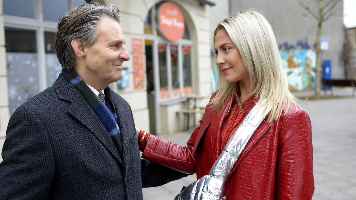 Gerner (Wolfgang Bahro) und Sunny (Valentina Pahde) verabschieden sich schweren Herzens voneinander.

Die Verwendung des sendungsbezogenen Materials ist nur mit dem Hinweis und Verlinkung auf RTL+ gestattet.