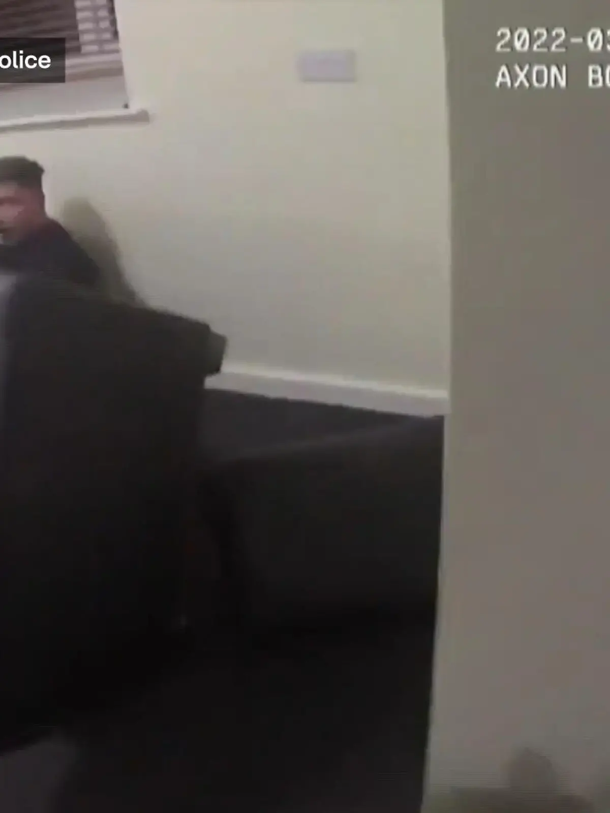 Dieser Autodieb gehört eher nicht zur cleveren Sorte: Ein junger Mann liefert sich eine spektakuläre Verfolgungsjagd mit der Polizei. Als die Beamten ihn ausbremsen rennt der Langfinger zu Fuß weiter. Dann kommt ihm plötzlich die geniale Idee: Wie ein echter Profi versteckt er sich unter einem Sofa.