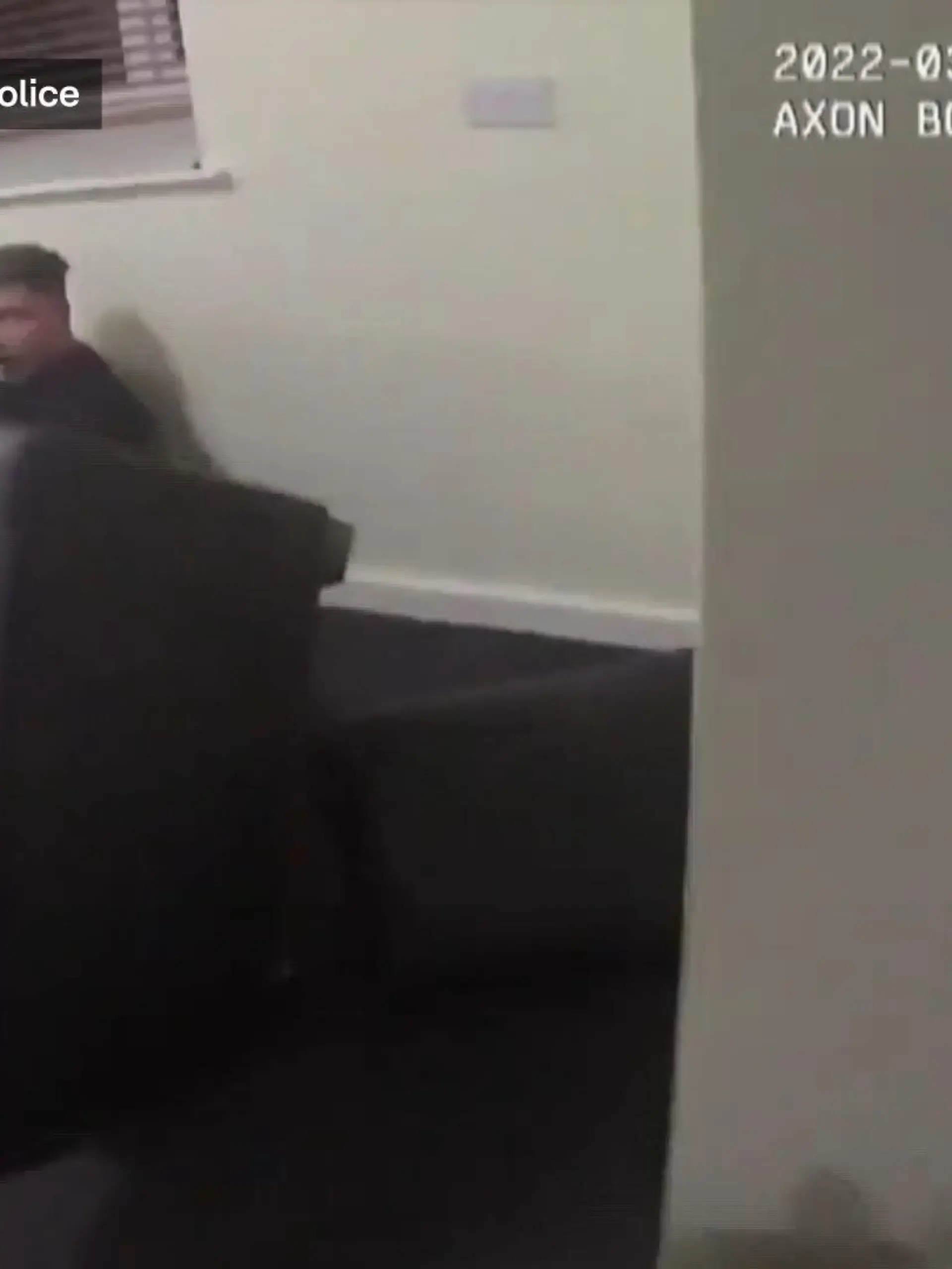 Dieser Autodieb gehört eher nicht zur cleveren Sorte: Ein junger Mann liefert sich eine spektakuläre Verfolgungsjagd mit der Polizei. Als die Beamten ihn ausbremsen rennt der Langfinger zu Fuß weiter. Dann kommt ihm plötzlich die geniale Idee: Wie ein echter Profi versteckt er sich unter einem Sofa.