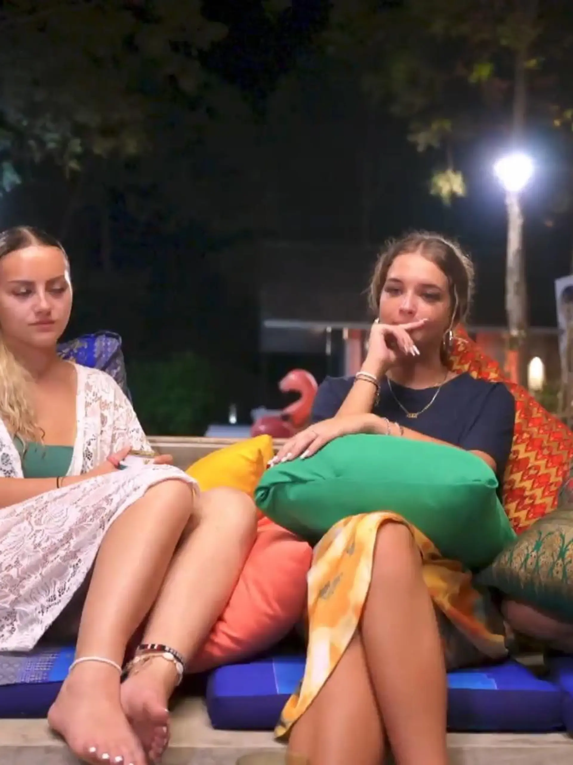 Die DSDS-Kandidatinnen haben beim Auslandsrecall neben den stressigen Proben für ihren Auftritt immer auch noch ein wenig Zeit, sich auszutauschen. Und ein Thema begleitet die Girls immer wieder – Monika und ihr Freund. Die DSDS-Kandidatin ist schwer verliebt. Für die anderen Mädels ist das teilweise echt eine Nummer zu viel.