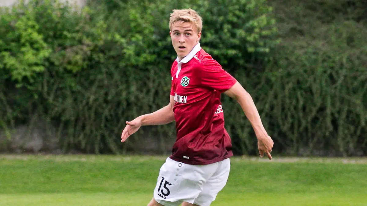 Timo Hübers 15 von Hannover 96 Saison 2017/18. Aus Testspiel 1. FC Germania Egestorf/Langreder gegen Hannover 96 1:4 am 02.08.2017

Timo Hübers 15 from Hanover 96 Season 2017 18 out try out 1 FC Germania Egestorf Reder Lang against Hanover 96 1 4 at 02 08 2017  