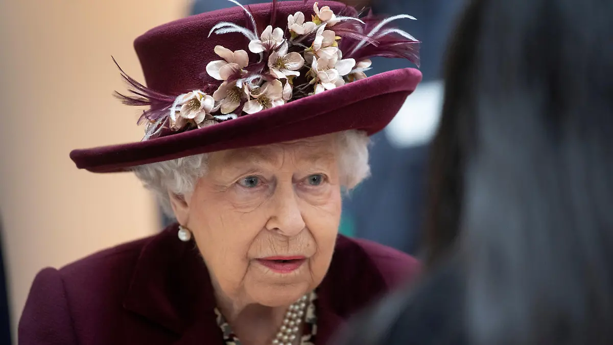 FILE PHOTO: Britain's Queen Elizabeth talks with MI5 officers during a visit to the headquarters of MI5 in London, February 25, 2020. Victoria Jones/PA Wire/Pool via REUTERS/File Photo