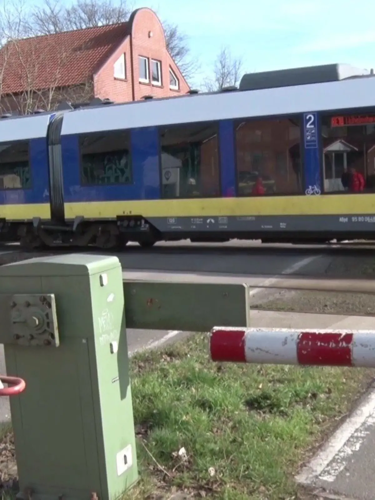 Trotz geschlossener Schranken versucht der 17-Jährige, die Gleise in Bersenbrück zu überqueren.
