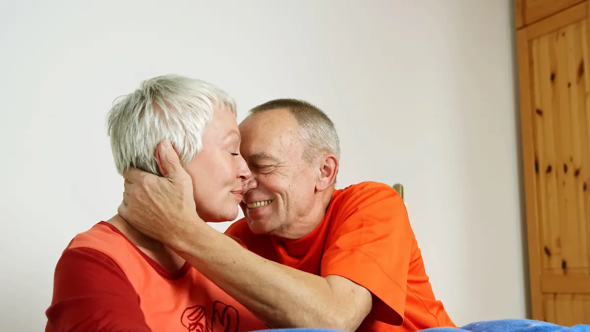 Zärtliches älteres Paar in Nachtwäsche im Schlafzimmer, aufgenommen im Dezember 2006. Nach derzeitigen Prognosen wird sich die Bevölkerungspyramide in Deutschland bis 2050 umgekehrt haben. Dann wird es nach Angaben des Statistischen Bundesamtes doppelt so viele 60-Jährige geben wie Neugeborene - derzeit ist das Verhältnis etwa ausgeglichen. Zugleich wird die Bevölkerung in Deutschland von heute gut 82 Millionen auf 74 bis 69 Millionen schrumpfen. Die Lebenserwartung steigt weiter - und zwar deutlich: Im Jahr 2050 neugeborene Mädchen werden nach Einschätzung der Statistiker 88 Jahre alt, die Buben 83,5 Jahre. Das sind etwa sieben Jahre länger als heute. Darauf müssen sich auch der Handel mit modischen und dennoch altersgerechten Produkten, der Tourismus mit entsprechenden Angeboten und das Gesundheitswesen einstellen. (Foto zur Illustration des Themas 'Demographischer Wandel', Leben im Alter). Foto: Jörg Lange +++(c) dpa - Report+++