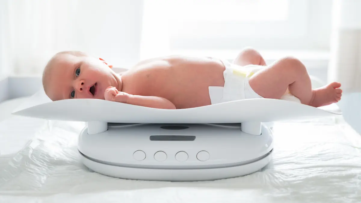 Baby liegt auf der Waage