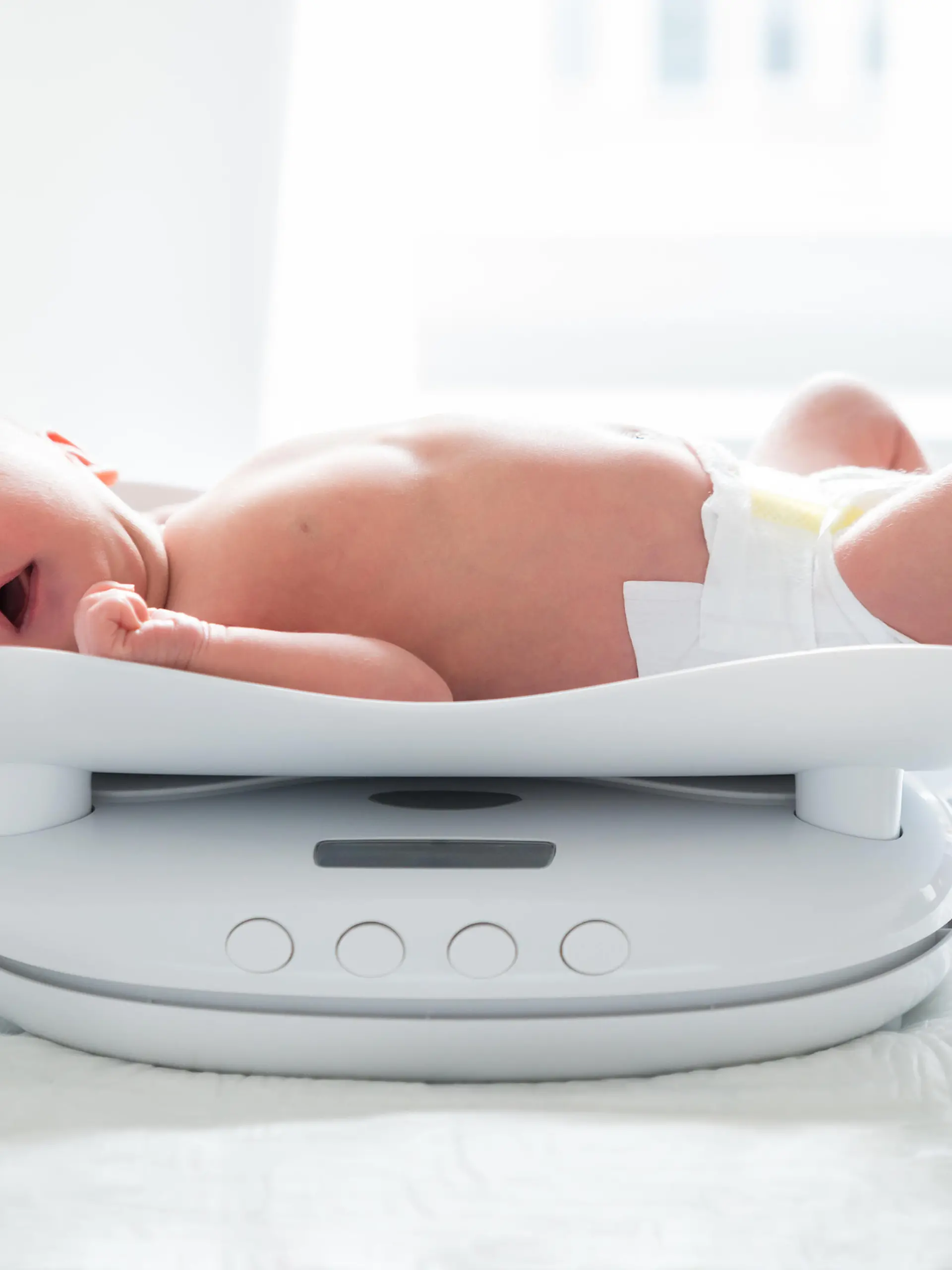 Baby liegt auf der Waage