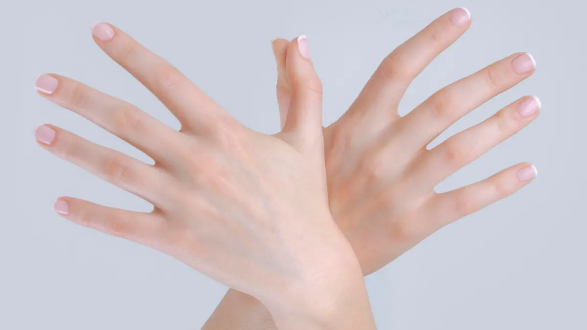 beautiful woman hands with french manicure Keine Weitergabe an Drittverwerter.