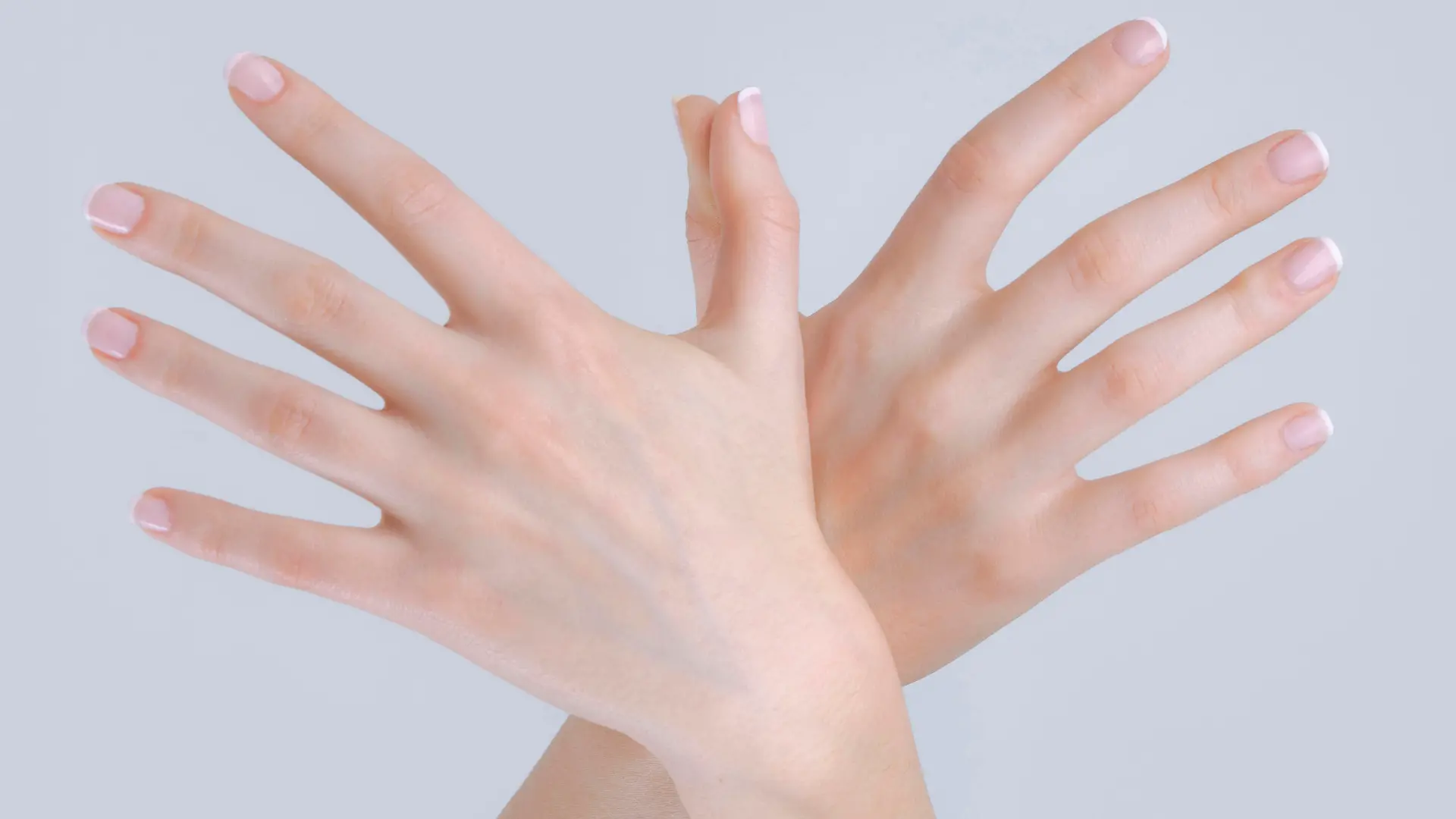 beautiful woman hands with french manicure Keine Weitergabe an Drittverwerter.