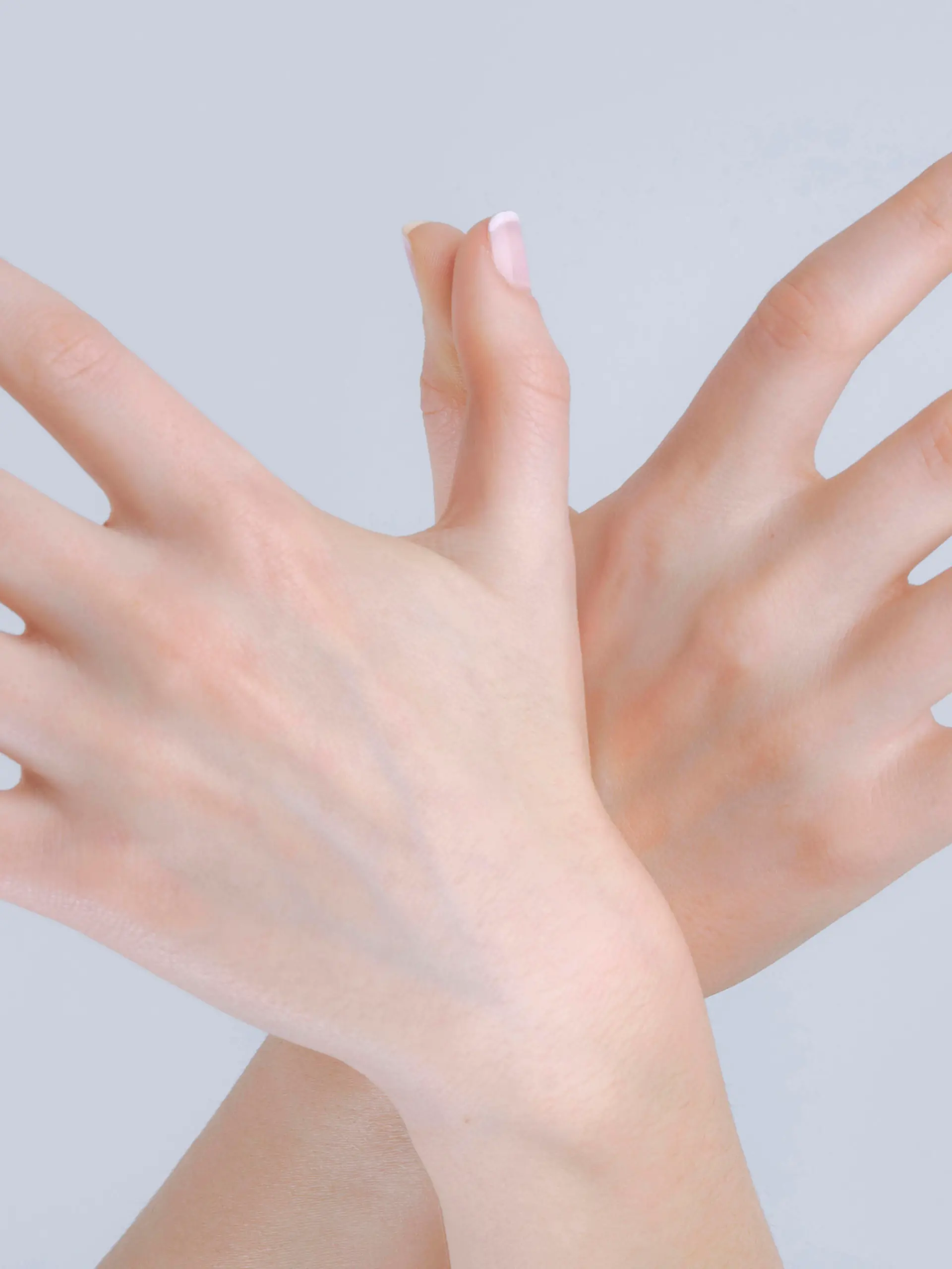 beautiful woman hands with french manicure Keine Weitergabe an Drittverwerter.