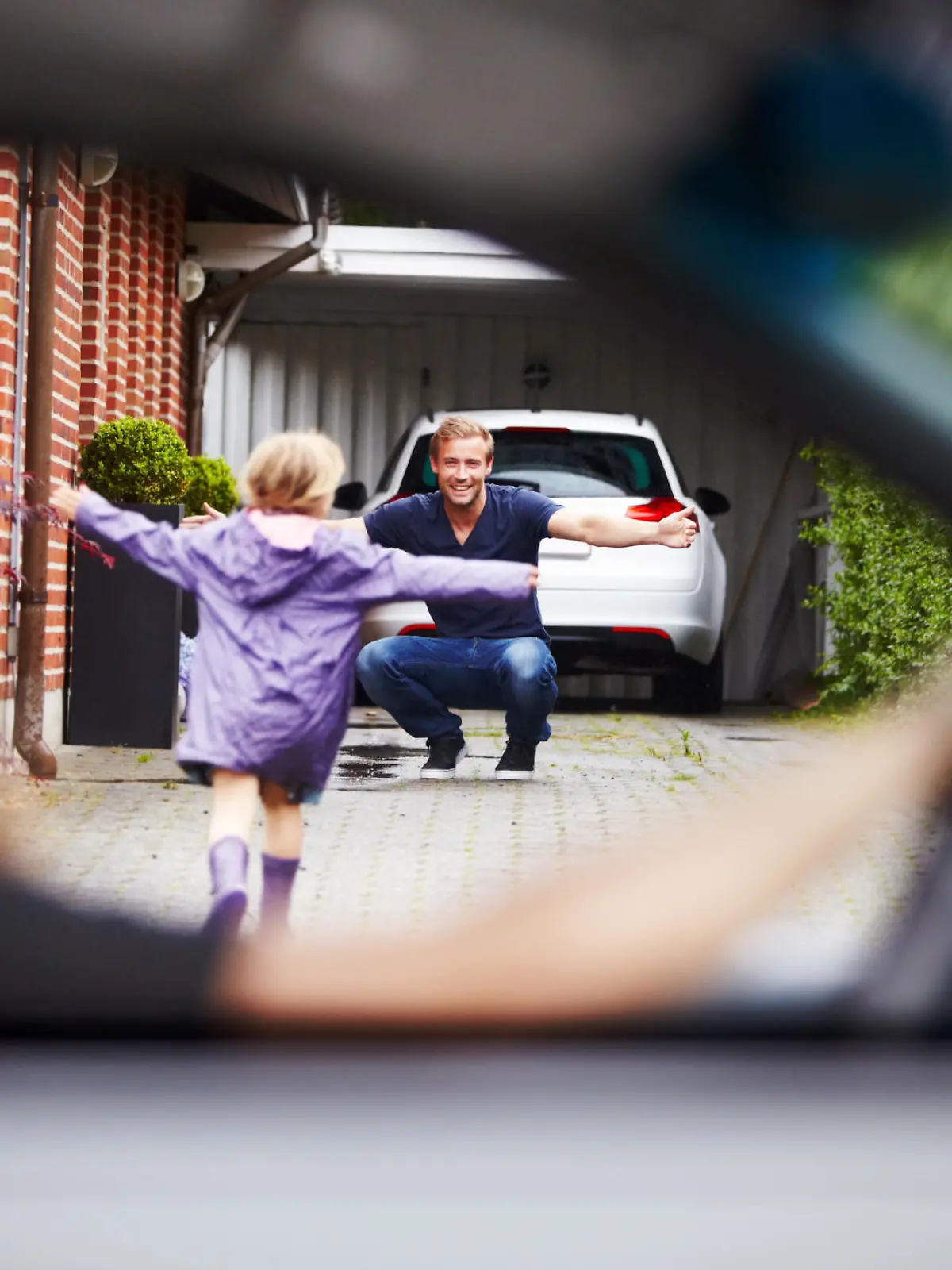 Kind rennt aufgeregt zum Vater