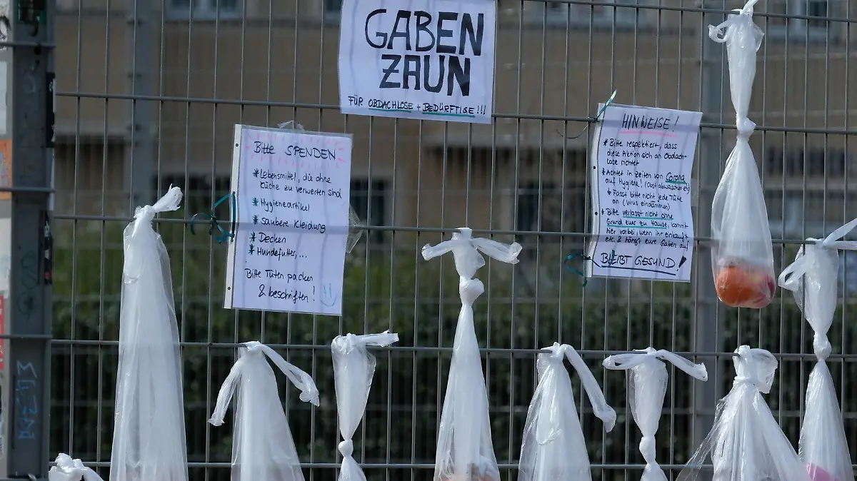 22.03.2020, Sachsen, Leipzig: An einem Zaun im Stadtteil Connewitz sind Beutel mit Nahrungsmitteln angebracht. Der sogenannte Gabenzaun ist für Bedürftige in Zeiten der Corona-Krise gedacht. Foto: Sebastian Willnow/dpa-Zentralbild/dpa +++ dpa-Bildfunk +++