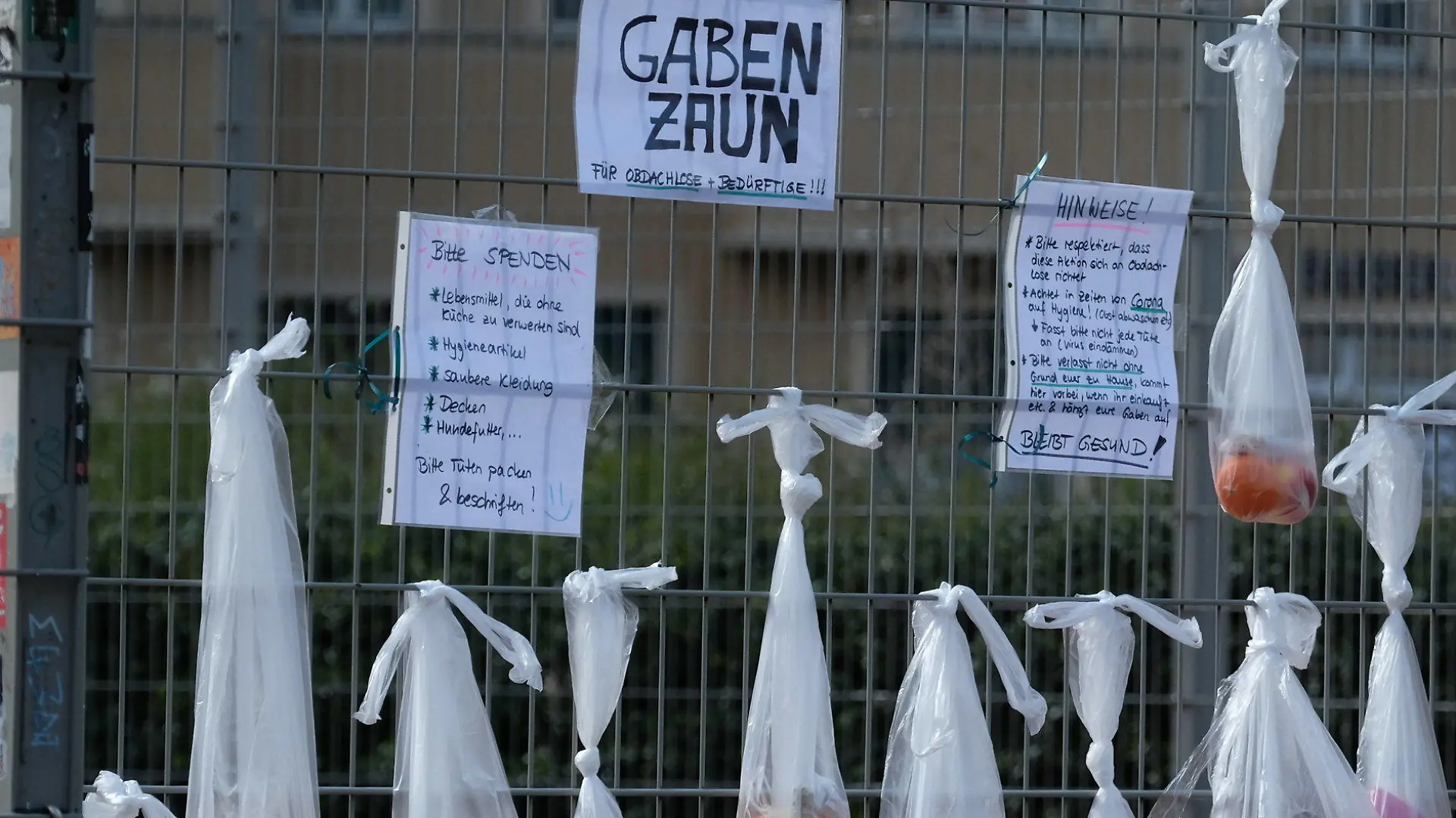 22.03.2020, Sachsen, Leipzig: An einem Zaun im Stadtteil Connewitz sind Beutel mit Nahrungsmitteln angebracht. Der sogenannte Gabenzaun ist für Bedürftige in Zeiten der Corona-Krise gedacht. Foto: Sebastian Willnow/dpa-Zentralbild/dpa +++ dpa-Bildfunk +++