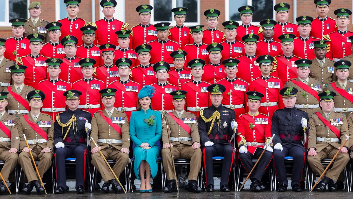 17.03.2023, Großbritannien, Aldershot: William (1. Reihe, M, r), Prinz von Wales und Kate (1, Reihe, M, l), Prinzessin von Wales, sitzen während ihres Besuchs des 1. Bataillons der irischen Garde anlässlich der St. Patrick's Day Parade in der Mons-Kaserne mit Offizieren und Gardisten für ein Foto zusammen. Foto: Chris Jackson/Pool Getty Images/PA Wire/dpa +++ dpa-Bildfunk +++