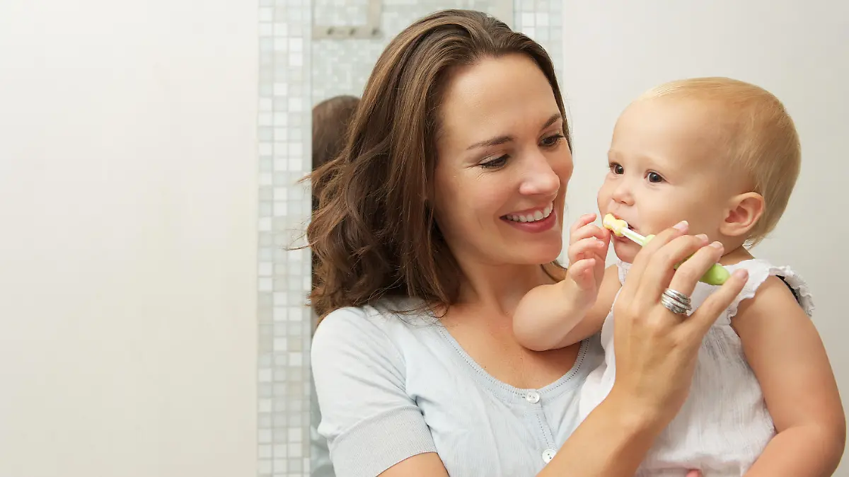 Baby und Mutter beim Zähneputzen
