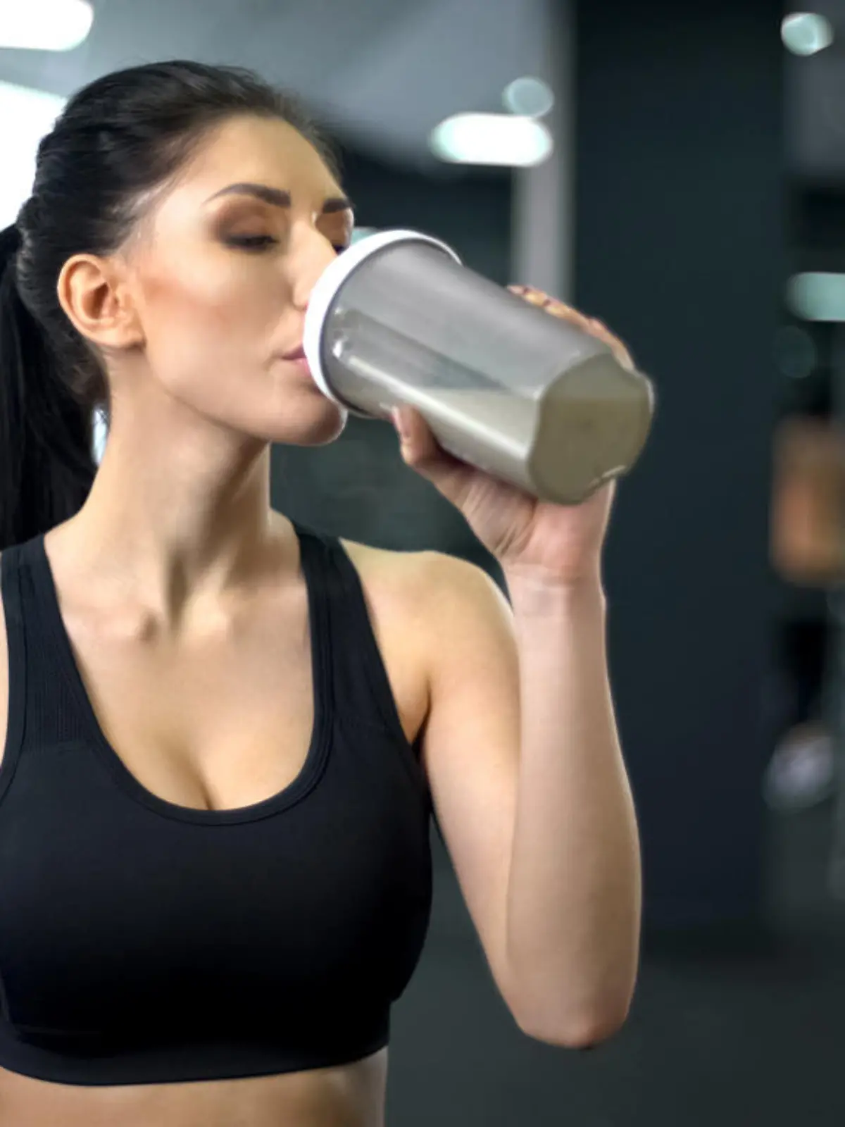 Frau trinkt Proteinpulver
