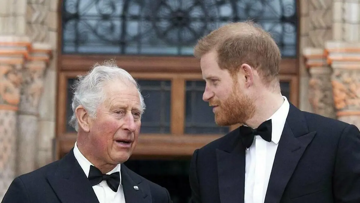 Darf Prinz Harry nicht zu seinem kranken Vater?