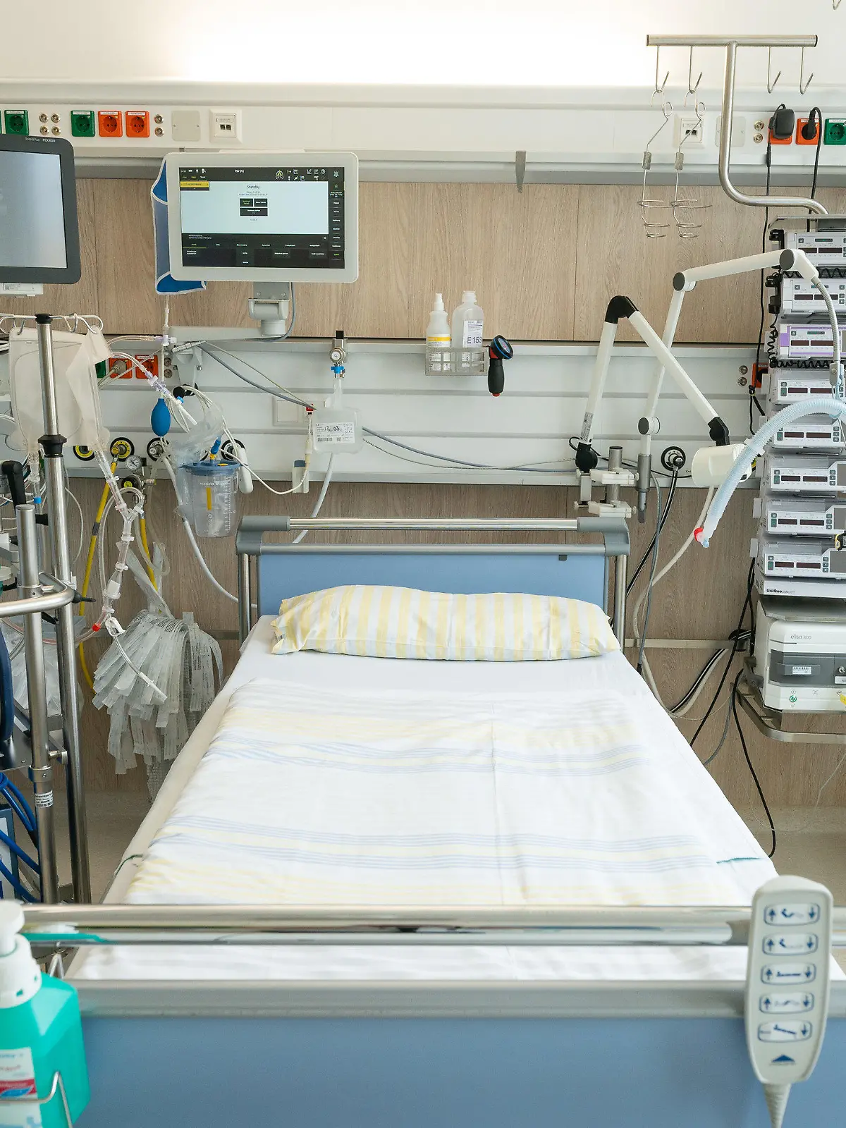 ARCHIV - 13.03.2020, Sachsen, Dresden: Ein Intensivbett auf einer Intensivstation der Uniklinik Dresden. Links neben dem Bett steht eine Herz-Lungen-Maschine, oben befinden sich die Überwachungsmonitore für die Vitalfunktionen. Rechts neben dem Bett steht ein Beatmungsgerät und Infusionstechnik. (zu dpa «Sachsen will Corona-Patienten aus Italien in Kliniken aufnehmen») Foto: Ronald Bonss/dpa-Zentralbild/dpa +++ dpa-Bildfunk +++