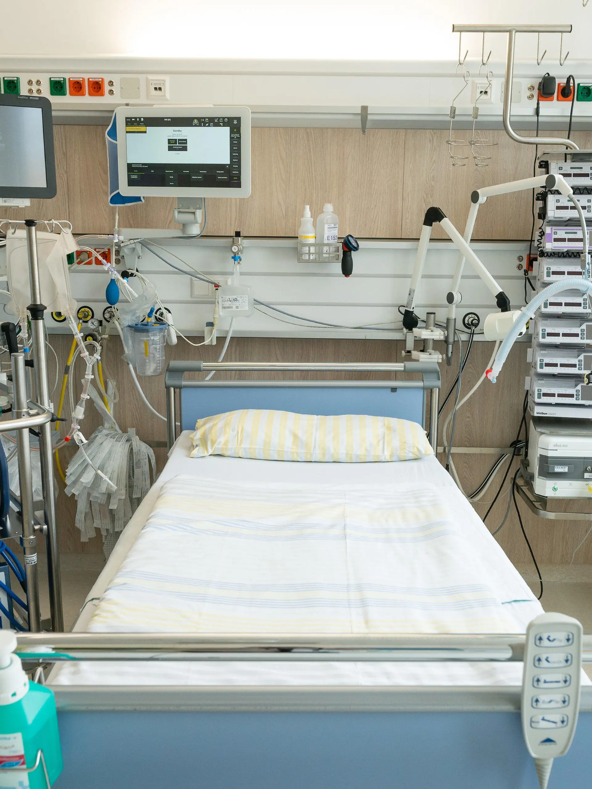 ARCHIV - 13.03.2020, Sachsen, Dresden: Ein Intensivbett auf einer Intensivstation der Uniklinik Dresden. Links neben dem Bett steht eine Herz-Lungen-Maschine, oben befinden sich die Überwachungsmonitore für die Vitalfunktionen. Rechts neben dem Bett steht ein Beatmungsgerät und Infusionstechnik. (zu dpa «Sachsen will Corona-Patienten aus Italien in Kliniken aufnehmen») Foto: Ronald Bonss/dpa-Zentralbild/dpa +++ dpa-Bildfunk +++
