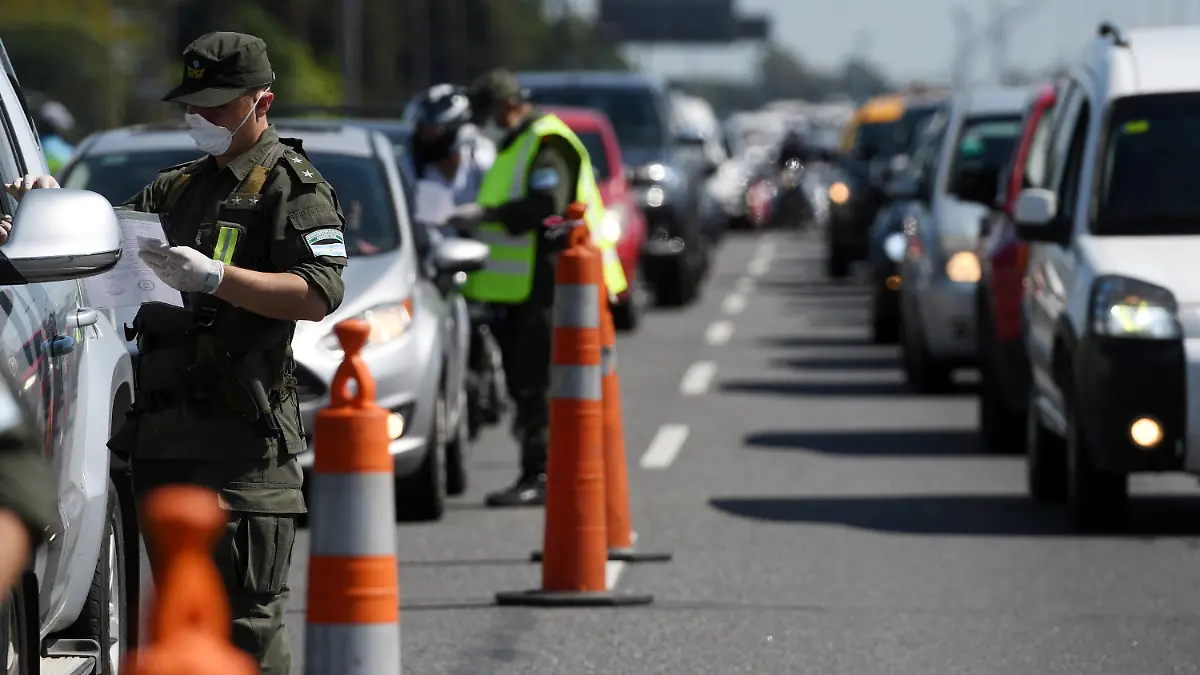 18.09.2019, Argentinien, Buenos Aires: Polizisten stehen während der Ausgangssperre an einem Kontrollpunkt in Buenos Aires. Foto: Daniel Dabove/telam/dpa +++ dpa-Bildfunk +++