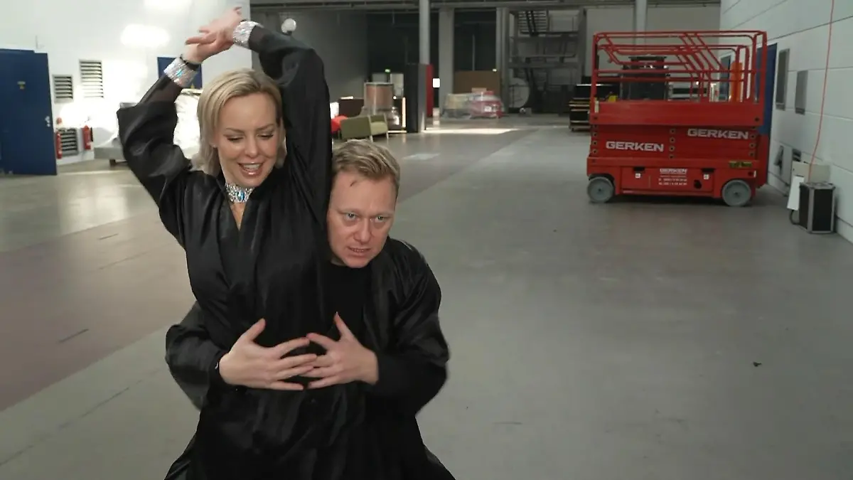 Isabel Edvardsson und Knossi zeigen uns im RTL-Interview grob, wie die Hebefigur aussehen wird.
