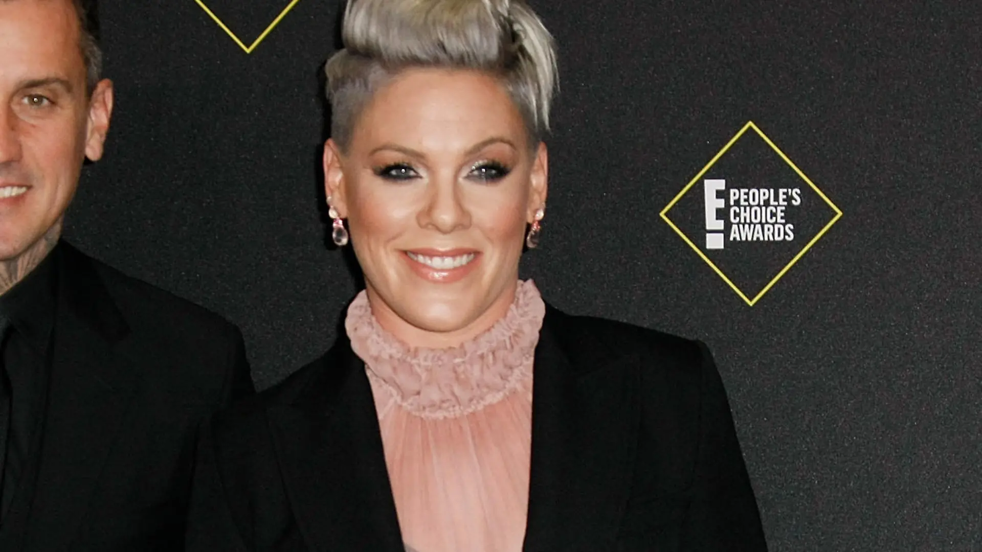 November 10, 2019, Santa Monica, CA, USA: SANTA MONICA, CALIFORNIA - NOVEMBER 10: Pink, Carey Hart, Willow Sage Hart and Jameson Moon Hart attend the 2019 E People s Choice Awards at Barker Hangar on November 10, 2019 in Santa Monica, California. Photo: CraSH/imageSPACE Santa Monica USA PUBLICATIONxINxGERxSUIxAUTxONLY - ZUMAs181 20191110zeas181452 Copyright: xImagespacex
