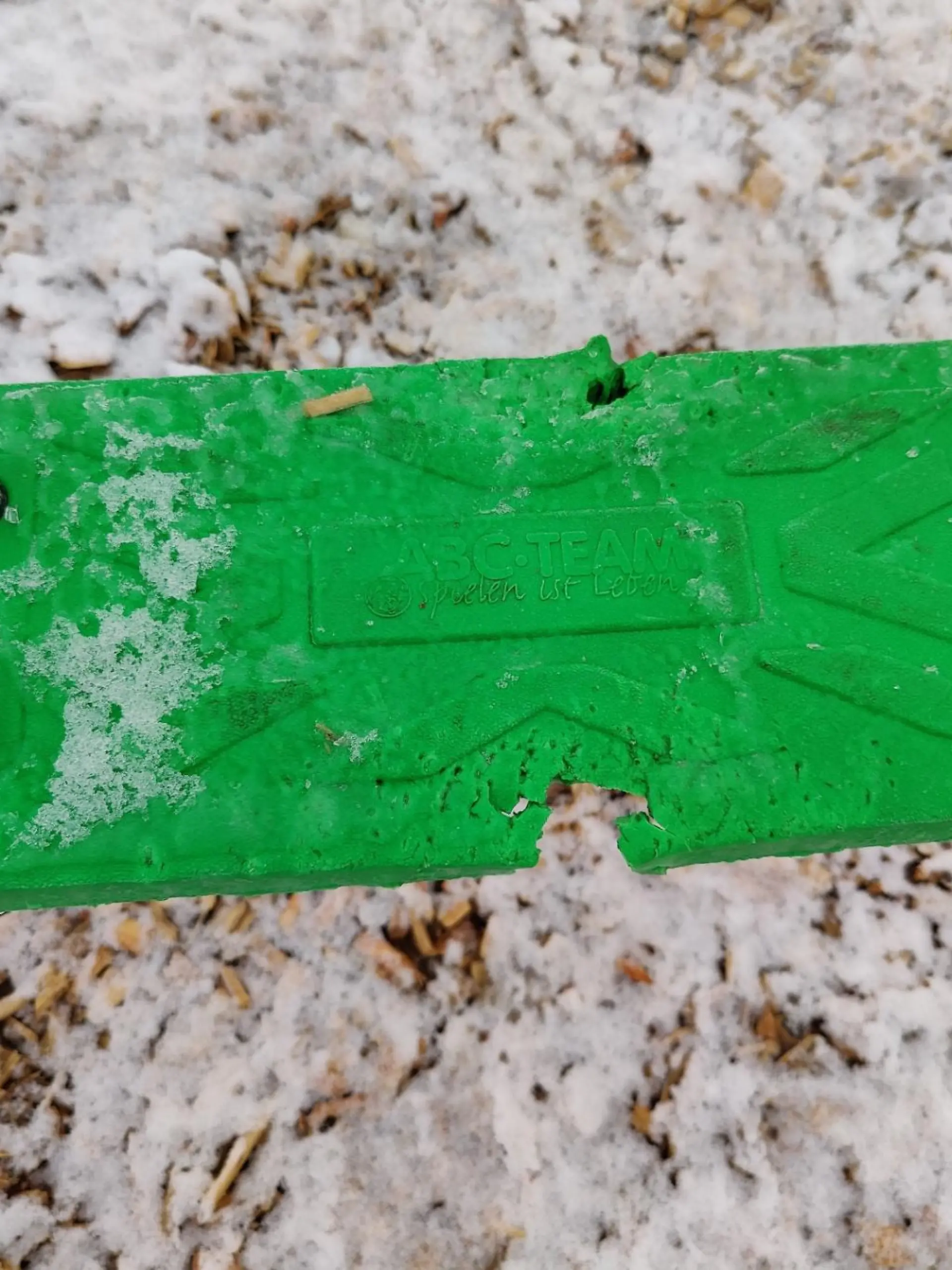 Hundebissspuren an einer Schaukel auf einem Spielplatz in Hanau.