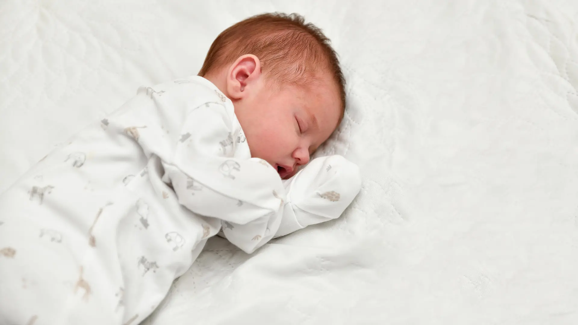 Baby schläft gemütlich in seinem Schlafanzug