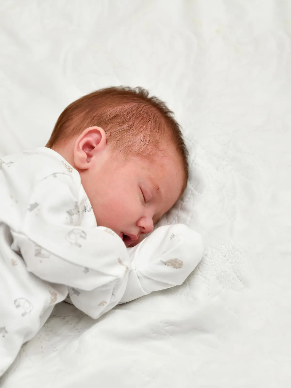 Baby schläft gemütlich in seinem Schlafanzug