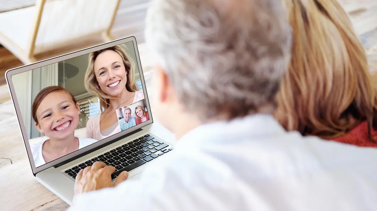 Senioren chatten per Tablet mit der Familie