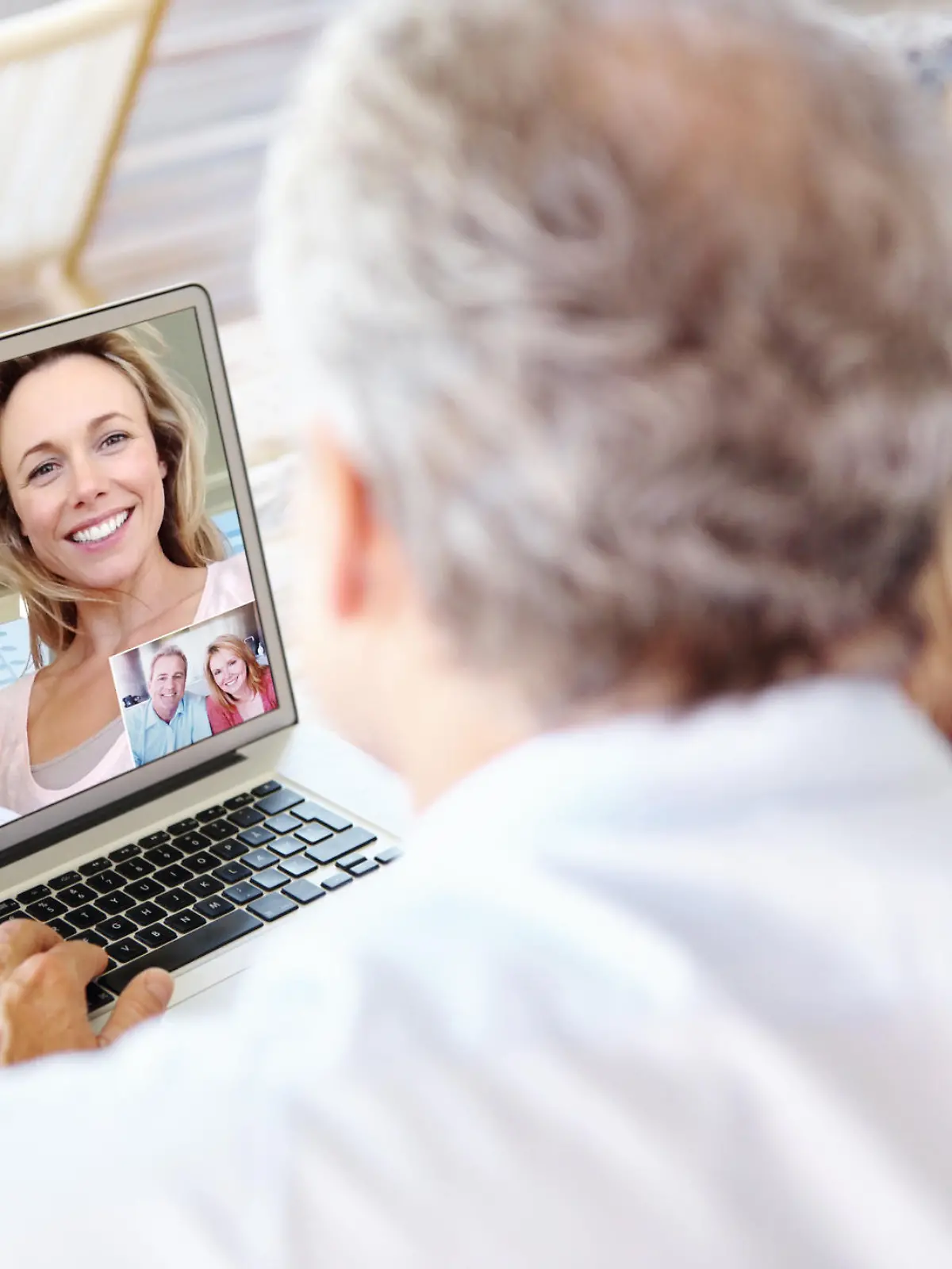 Senioren chatten per Tablet mit der Familie