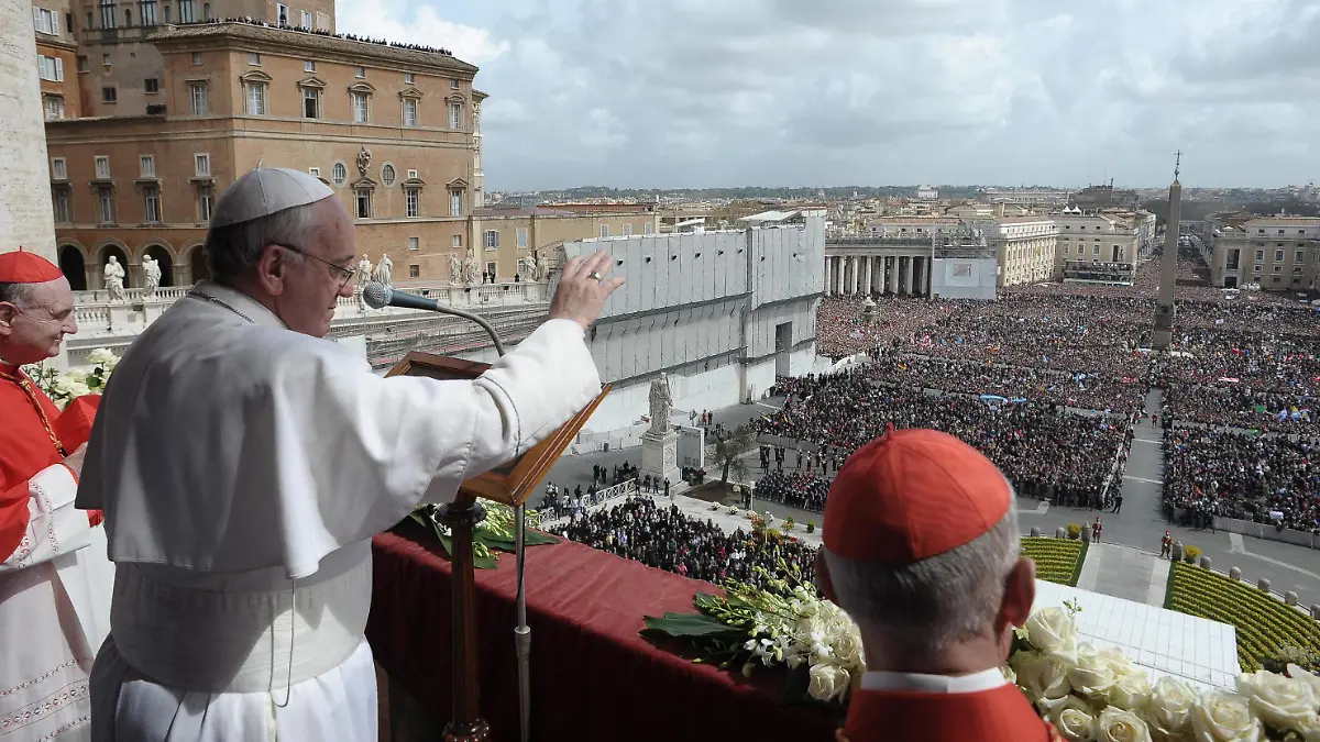 epa03646042 A handout picture released by Osservatore Romano showing Pope Francis (2-L) delivering the Urbi et Orbi message and blessing to faithful after the Easter Holy Mass at St Peter's square, Vatican City, 31 March 2013. Easter Sunday marks the resurrection of Jesus. EPA/OSSERVATORE ROMANO / HANDOUT HANDOUT EDITORIAL USE ONLY/NO SALES +++(c) dpa - Bildfunk+++