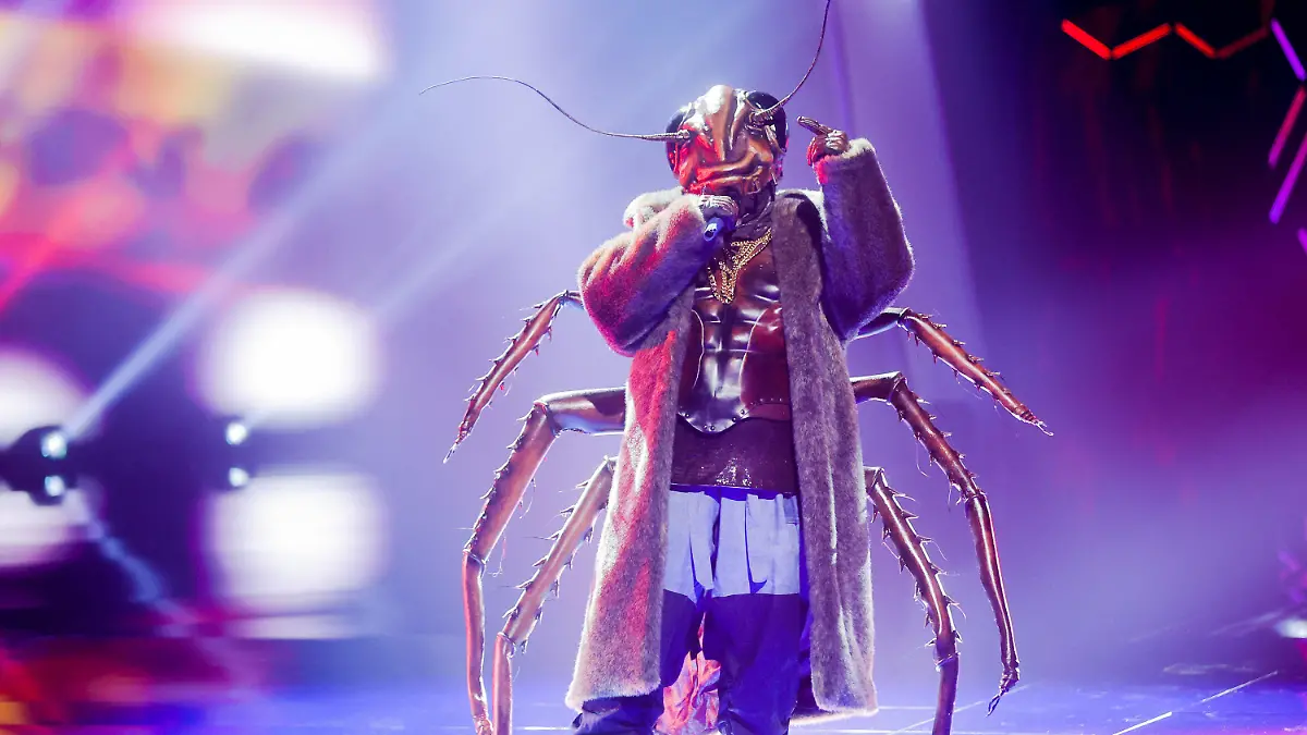 10.03.2020, Nordrhein-Westfalen, Köln: ARCHIV - Die Figur «Die Kakerlake» steht in der Prosieben-Show «The Masked Singer» auf der Bühne. Die Kakerlake ist freiwillig ausgestiegen, kündigte Moderator Opdenhövel zu Beginn der dritten Livesendung am 24. März an. Foto: Rolf Vennenbernd/dpa +++ dpa-Bildfunk +++