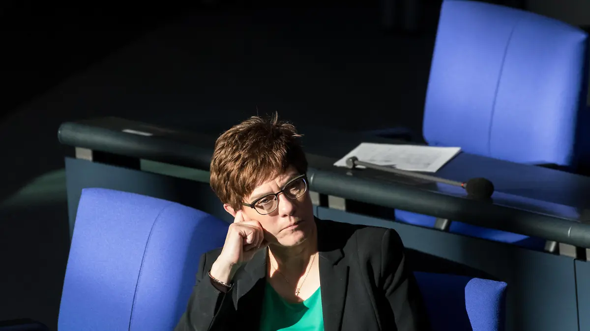Berlin, Plenarsitzung im Bundestag Deutschland, Berlin - 25.03.2020: Im Bild ist Annegret Kramp-Karrenbauer Verteidigungsministerin, Bundesvorsitzende der CDU während der Sitzung des deutschen Bundestags zu sehen. Berlin Bundestag Berlin Deutschland *** Berlin, Plenary Session in the Bundestag Germany, Berlin 25 03 2020 The picture shows Annegret Kramp Karrenbauer Minister of Defence, Federal Chairwoman of the CDU during the session of the German Bundestag Berlin Bundestag Berlin Germany