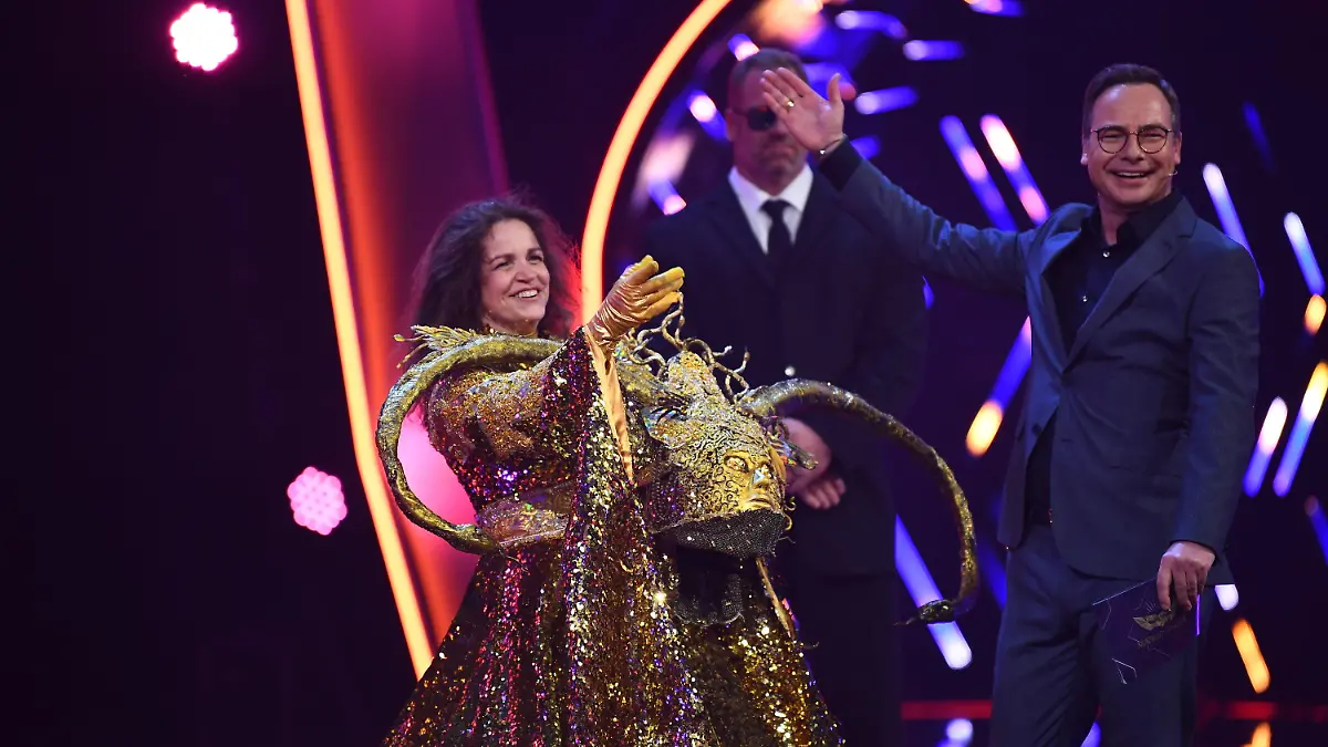 HANDOUT - 25.03.2020, Nordrhein-Westfalen, Köln: Rebecca Immanuel, Schauspielerin, steht als enttarnte Figur "Die Göttin" in der Prosieben-Show "The Masked Singer" neben Moderator Matthias Opdenhövel auf der Bühne. Foto: Willi Weber/ProSieben/dpa - ACHTUNG: Nur zur redaktionellen Verwendung im Zusammenhang mit einer Berichterstattung über (die Sendung/den Film/die Auktion/die Ausstellung/das Buch) und nur mit vollständiger Nennung des vorstehenden Credits. Das Foto darf nicht verändert werden. +++ dpa-Bildfunk +++