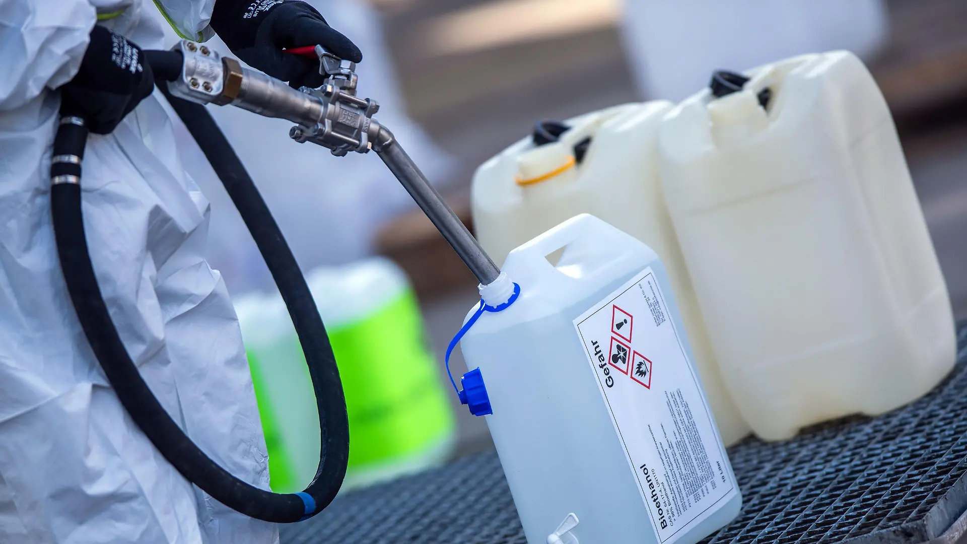 25.03.2020, Mecklenburg-Vorpommern, Anklam: Mitarbeiter füllen auf dem Gelände des Zuckerwerks Kanister mit Ethanol für den Verkauf an Apotheker ab. Das Ethanol wird für die Herstellung von Desinfektionsmittel zum Schutz vor dem Coronavirus genutzt. Bei der ersten Auslieferung in der vergangenen Woche wurden nach Angaben der Firma rund 5.000 Liter verteilt. Wegen Lieferengpässen dürfen Apotheker selbst Desinfektionsmittel herstellen und müssen sich dafür die Bestandteile selbst organisieren. Foto: Jens Büttner/dpa-Zentralbild/dpa +++ dpa-Bildfunk +++