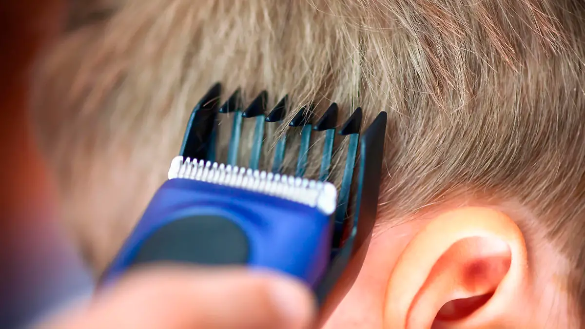 Mann benutzt Haarschneidemaschine