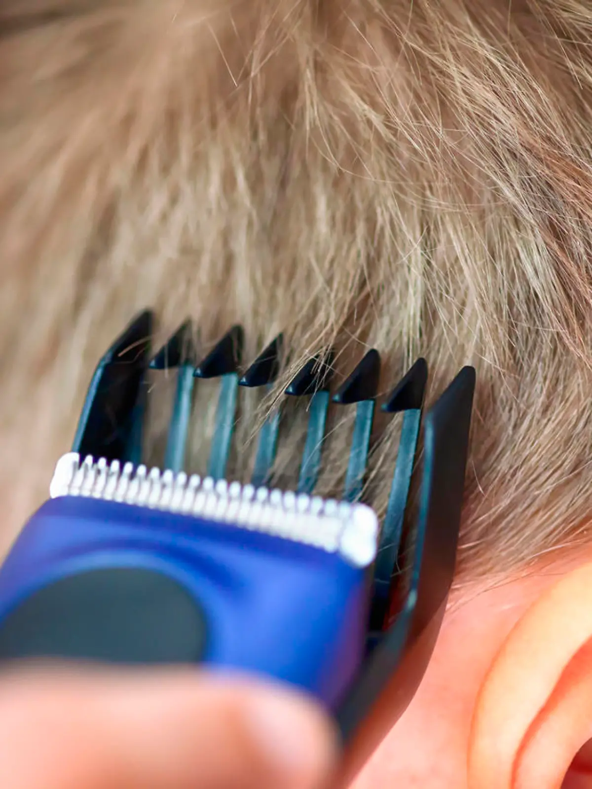 Mann benutzt Haarschneidemaschine