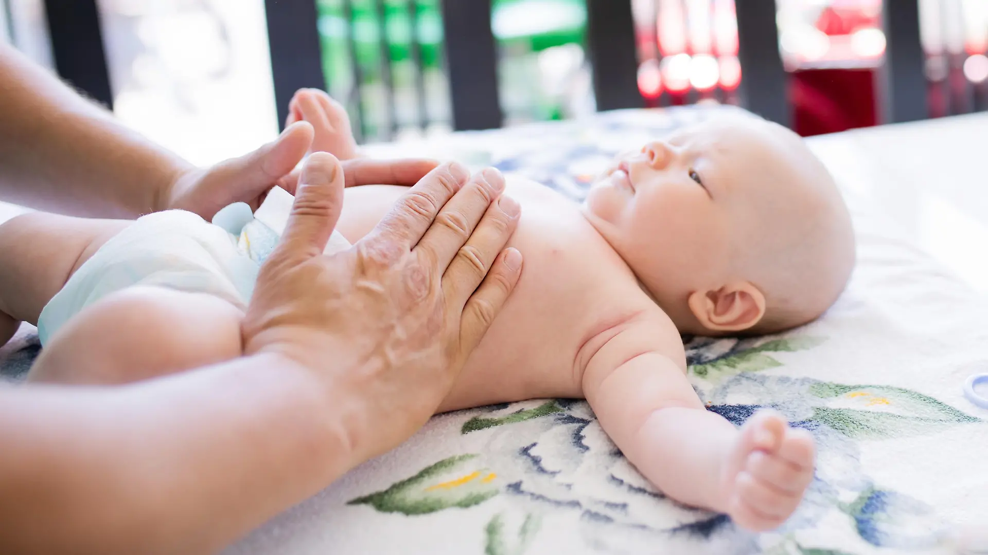Mutter cremt ein lächelndes Baby ein