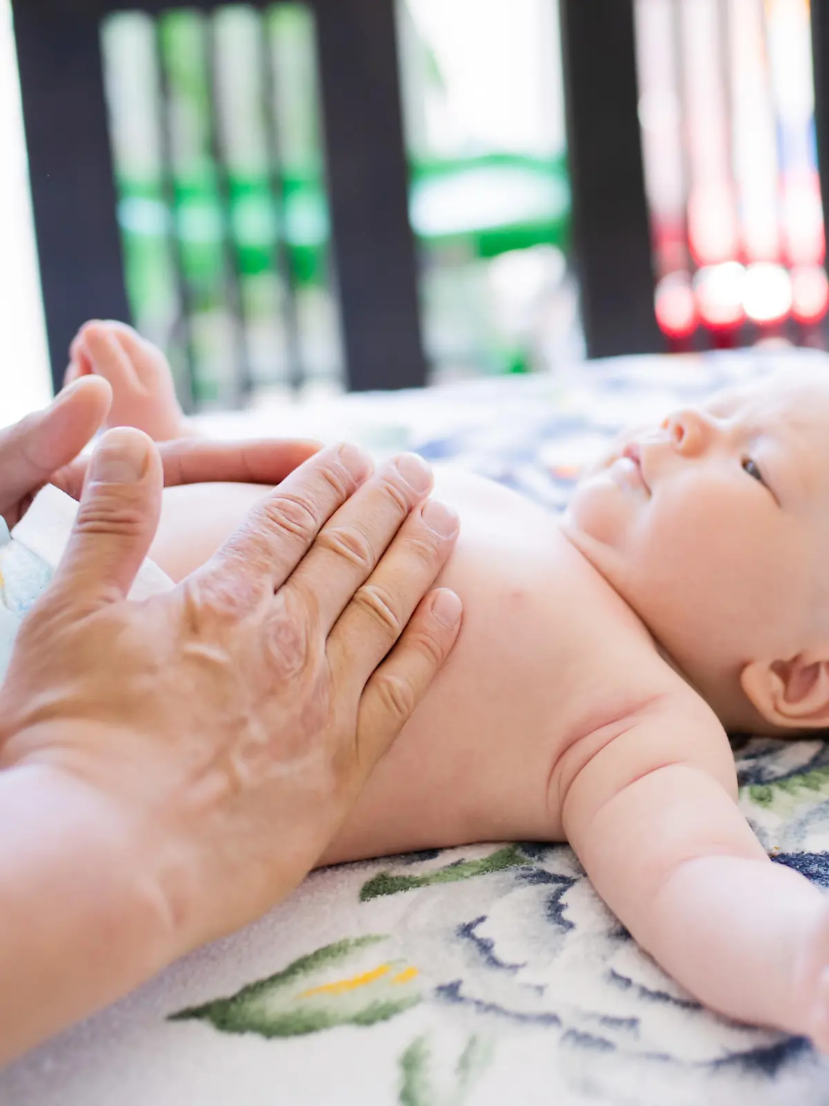 Mutter cremt ein lächelndes Baby ein