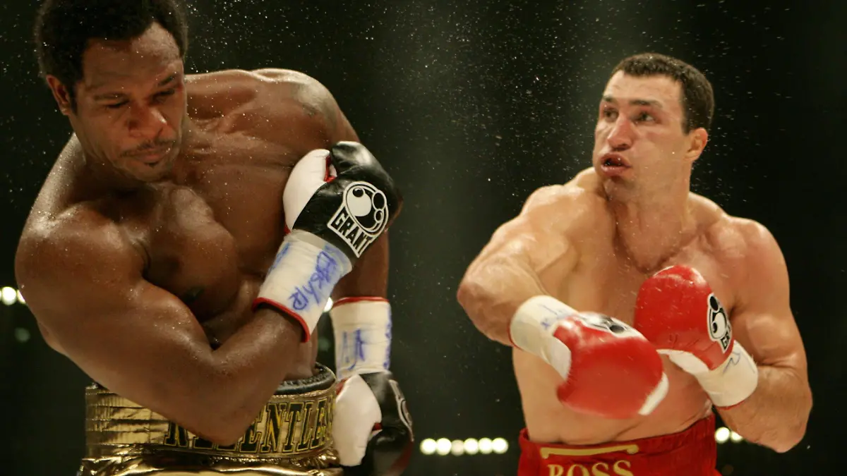 Der Schwergewichtsweltmeister nach Version der IBF und IBO, Wladimir Klitschko aus der Ukraine (r), steht am Samstag (07.07.2007) beim Rematch gegen den US-Amerikaner Lamon Brewster in der Kölnarena in Köln im Boxring. Klitschko gewinnt den Kampf durch technischen K.o. in der 7. Runde, nachdem Brewster aufgegeben hatte. Foto: Felix Heyder dpa/lnw +++(c) dpa - Bildfunk+++