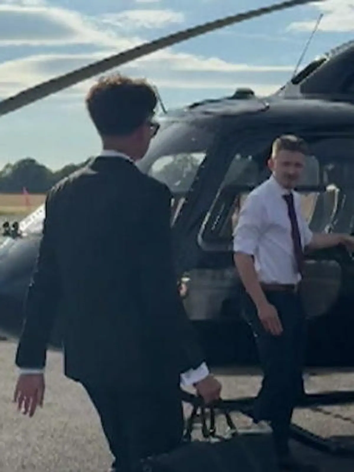 Bild zu: "Teenie-Bond (16) fliegt mit Heli zum Abschlussball"