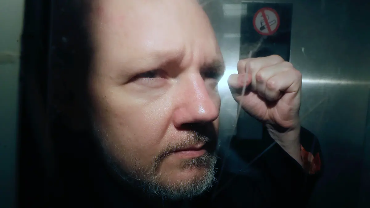 ARCHIV - 01.05.2019, Großbritannien, London: Julian Assange, Mitbegründer der Enthüllungsplattform WikiLeaks, verlässt das Gericht. (zu dpa:Wikileaks-Gründer Assange hofft wegen Coronavirus auf Freilassung) Foto: Matt Dunham/AP/dpa +++ dpa-Bildfunk +++