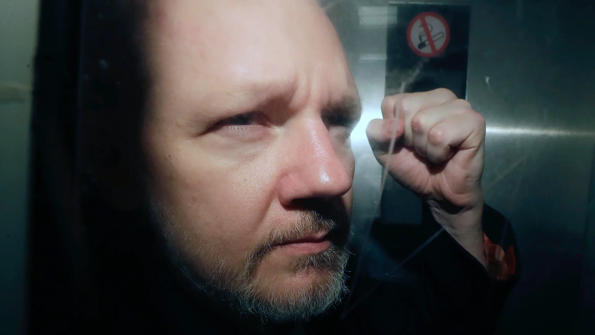 ARCHIV - 01.05.2019, Großbritannien, London: Julian Assange, Mitbegründer der Enthüllungsplattform WikiLeaks, verlässt das Gericht. (zu dpa:Wikileaks-Gründer Assange hofft wegen Coronavirus auf Freilassung) Foto: Matt Dunham/AP/dpa +++ dpa-Bildfunk +++