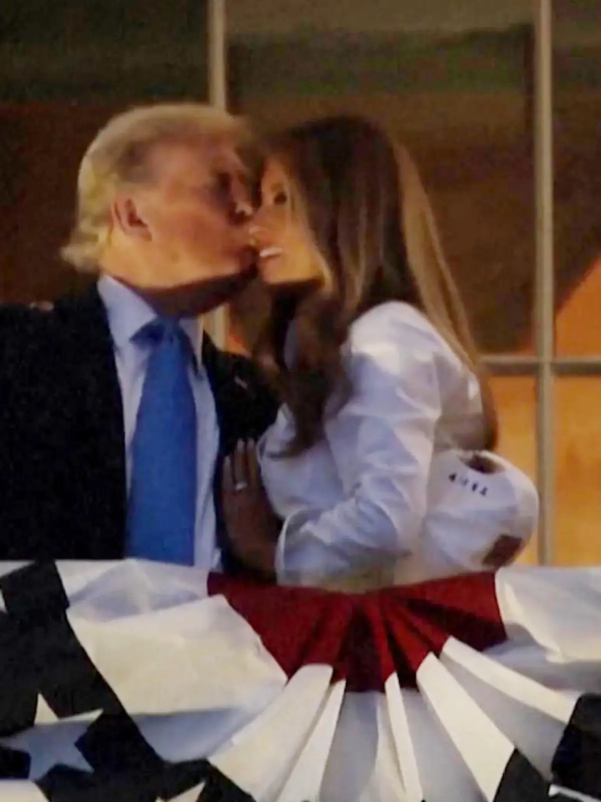 Bild zu: "Kuss-Korb für Donald Trump! So abgebrüht watscht Melania den US-Präsidenten ab"