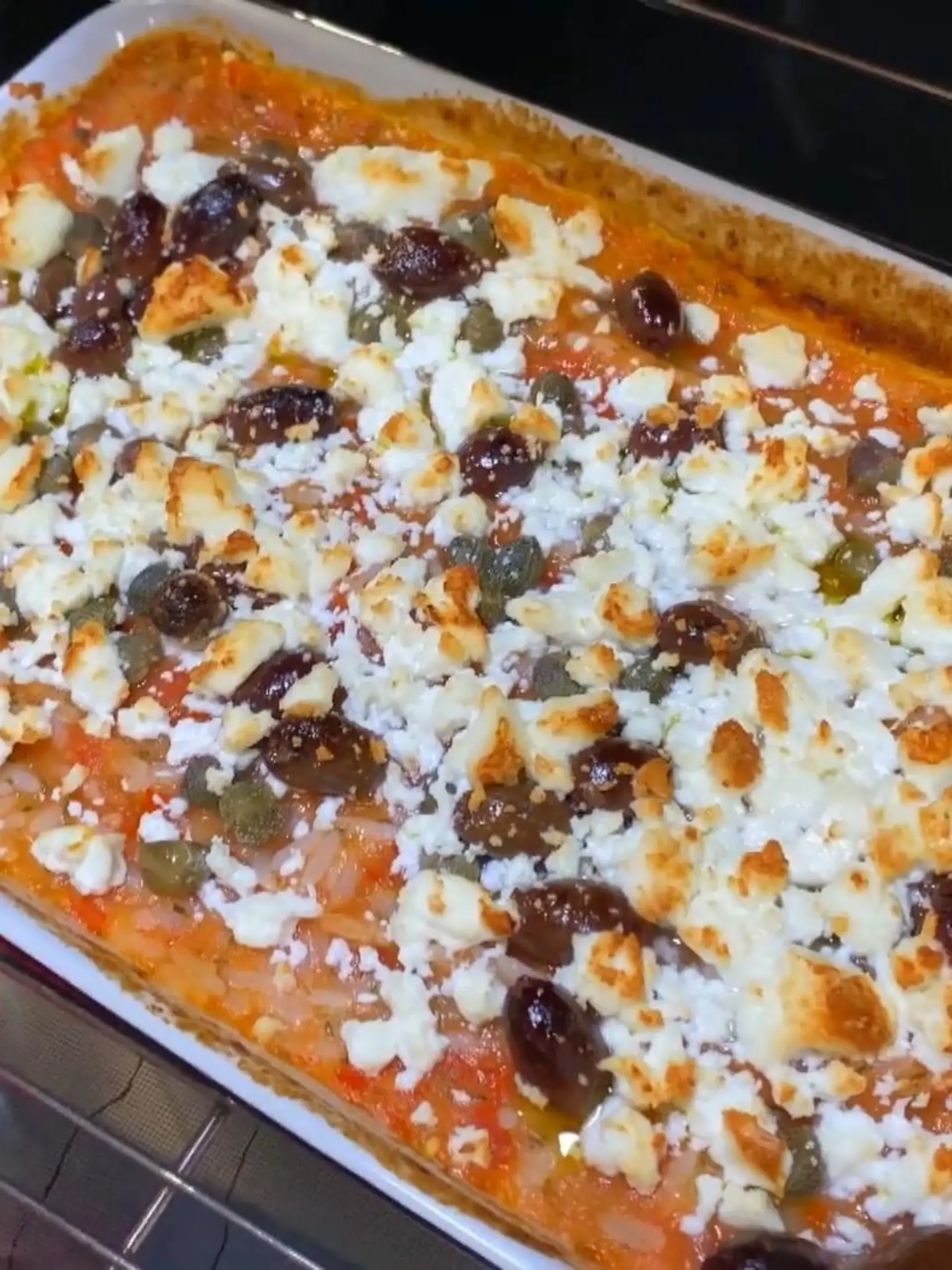 Immer nur Nudelauflauf ist langweilig - diesmal gibt es überbackenen Reis! Kapern, Oliven und Feta sorgen für die Extra-Würze.