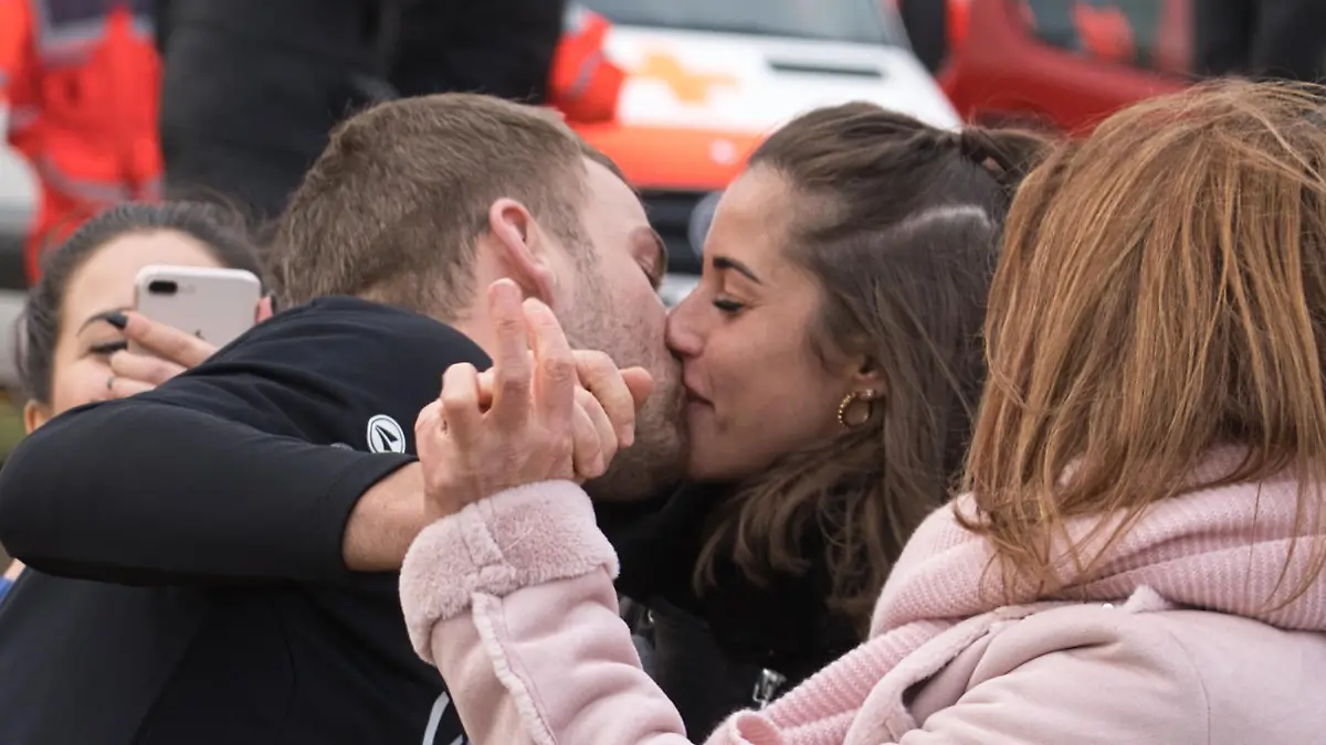 Julian Büscher und Sarah Lombardi küssen sich im Februar 2020