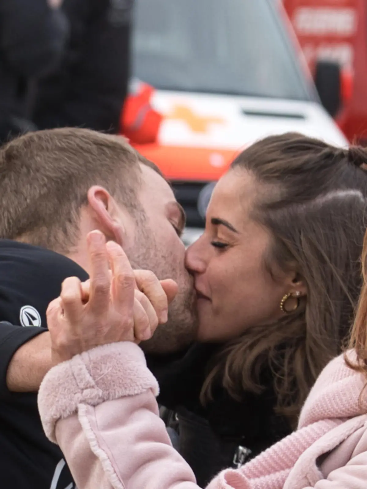 Julian Büscher und Sarah Lombardi küssen sich im Februar 2020